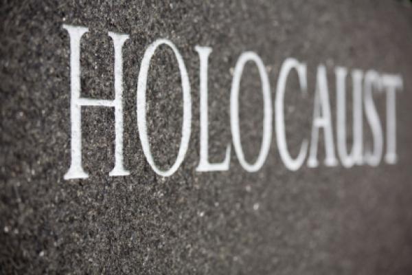 holocaust schriftzug auf stein