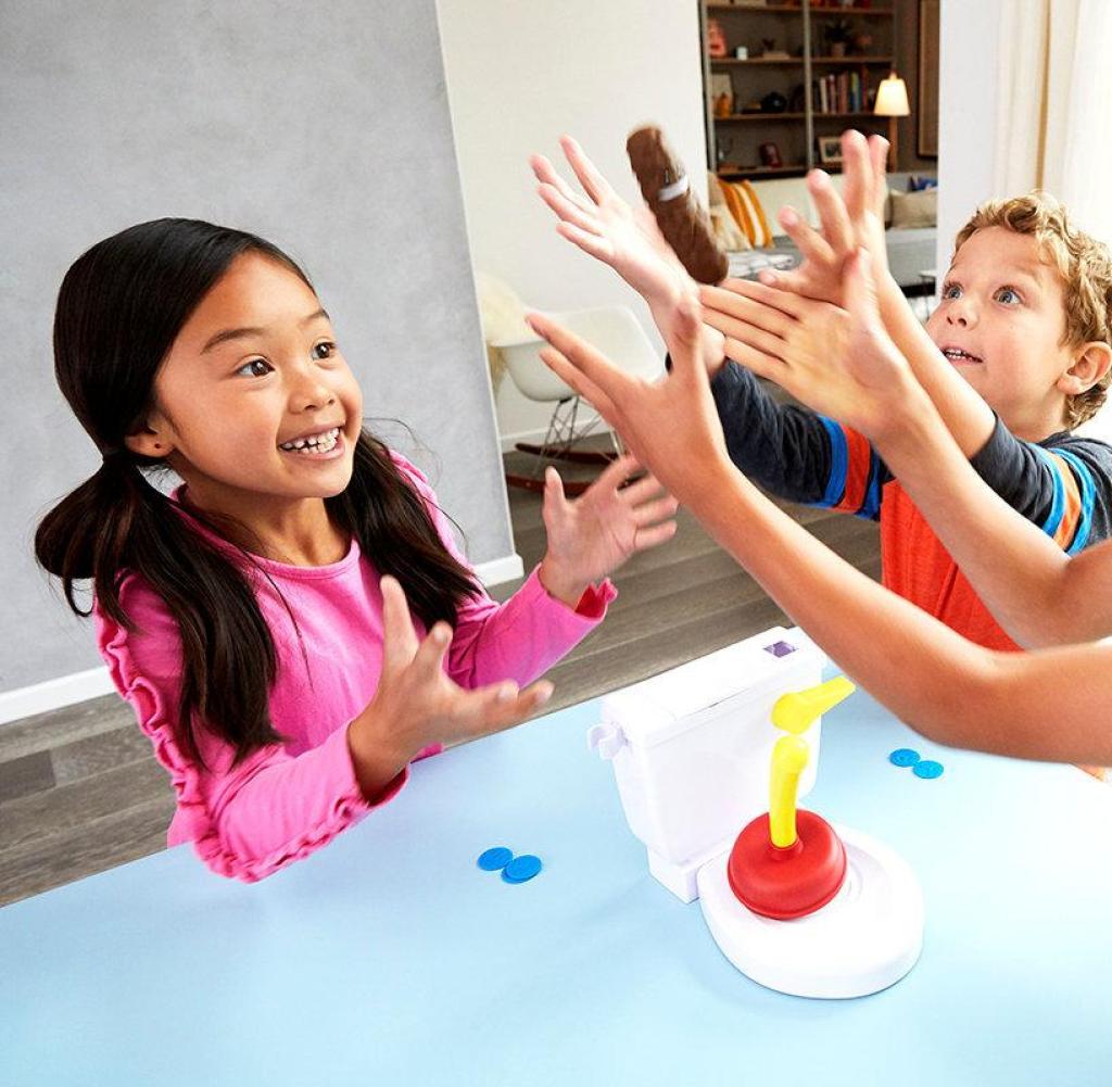 Kinder  spielen Kacker Alarm fang die Kackiwurst