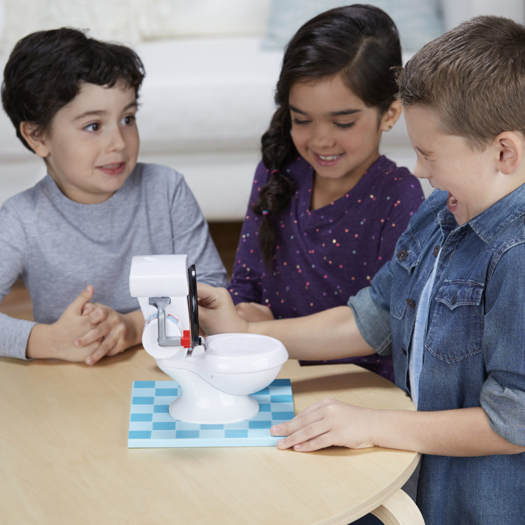 Kinder spielen Pipi Alarm spiülen bis das Wasser spritzt.